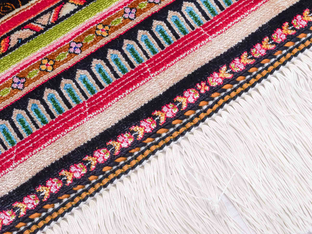 Ghom Gebetsteppich "Momen" 110 x 70 cm gewebt aus Bambusseide (Viskose), islamisches Design, Farbe: Schwarz-Mehrfarbig. Teppichnummer: V101BK077H. Persian Luxury Collection by Khademi. Made in Iran / Persia – Vertrieb durch JUPITER Intl.