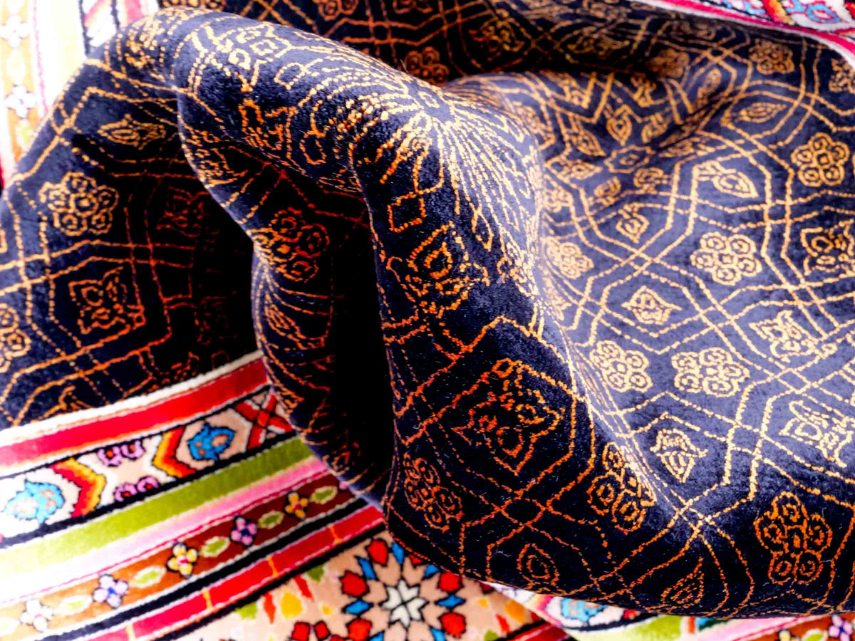Ghom Gebetsteppich "Momen" 110 x 70 cm gewebt aus Bambusseide (Viskose), islamisches Design, Farbe: Schwarz-Mehrfarbig. Teppichnummer: V101BK077H. Persian Luxury Collection by Khademi. Made in Iran / Persia – Vertrieb durch JUPITER Intl.