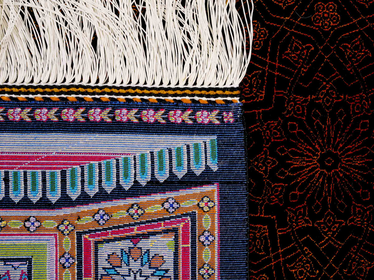 Ghom Gebetsteppich "Momen" 110 x 70 cm gewebt aus Bambusseide (Viskose), islamisches Design, Farbe: Schwarz-Mehrfarbig. Teppichnummer: V101BK077H. Persian Luxury Collection by Khademi. Made in Iran / Persia – Vertrieb durch JUPITER Intl.