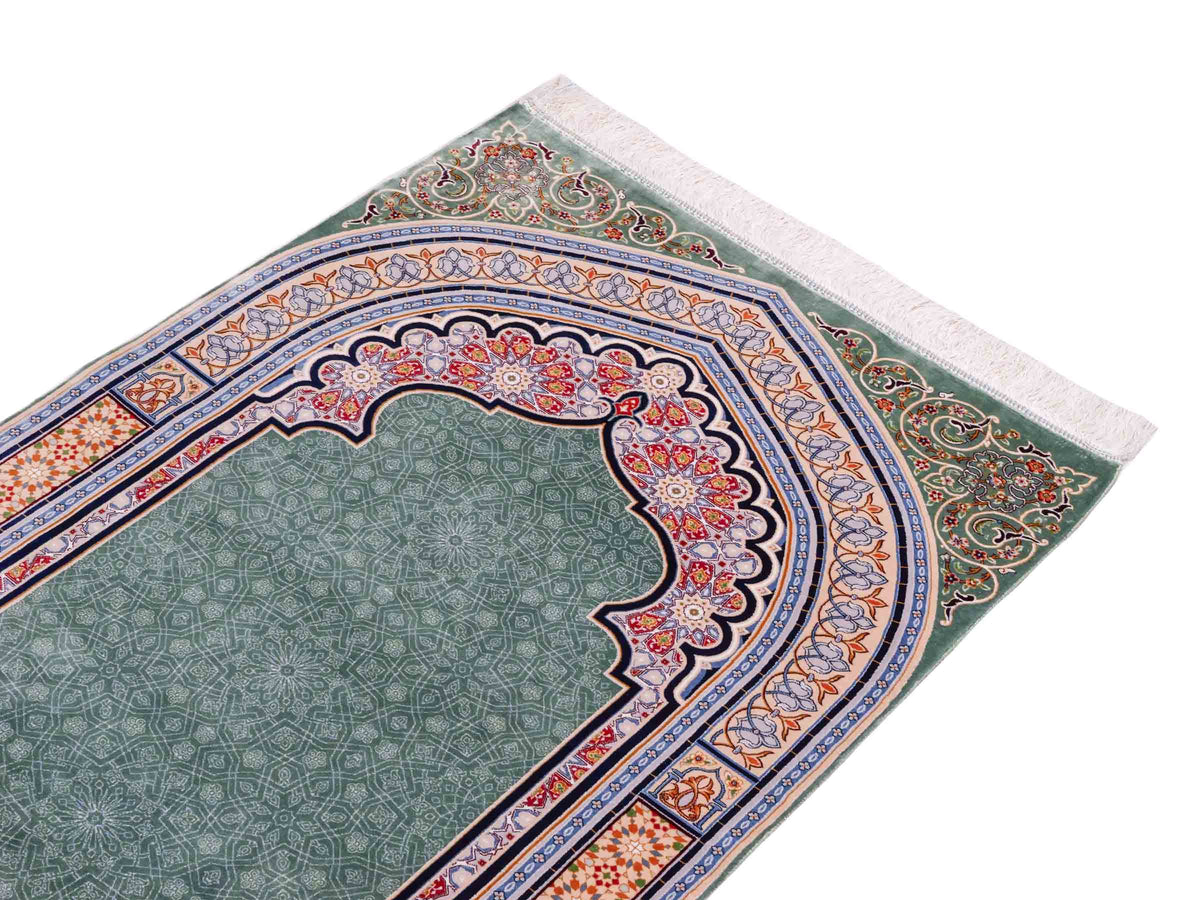 Ghom Gebetsteppich "Sana" 120 x 80 cm gewebt aus Bambusseide (Viskose), islamisches Design, Farbe: Türkis-Beige. Teppichnummer: V102TL096H. Persian Luxury Collection by Khademi. Made in Iran / Persia – Vertrieb durch JUPITER Intl.