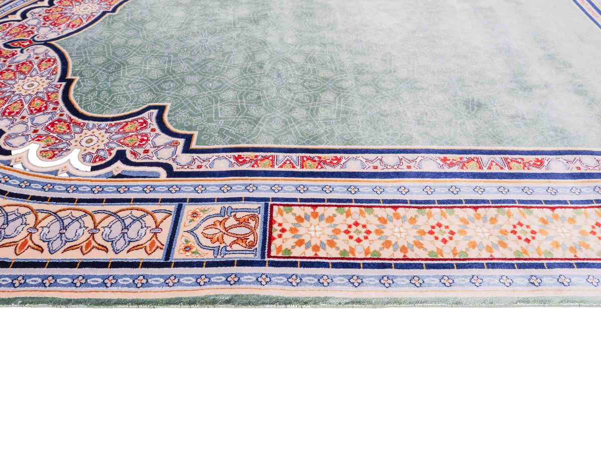 Ghom Gebetsteppich "Sana" 120 x 80 cm gewebt aus Bambusseide (Viskose), islamisches Design, Farbe: Türkis-Beige. Teppichnummer: V102TL096H. Persian Luxury Collection by Khademi. Made in Iran / Persia – Vertrieb durch JUPITER Intl.