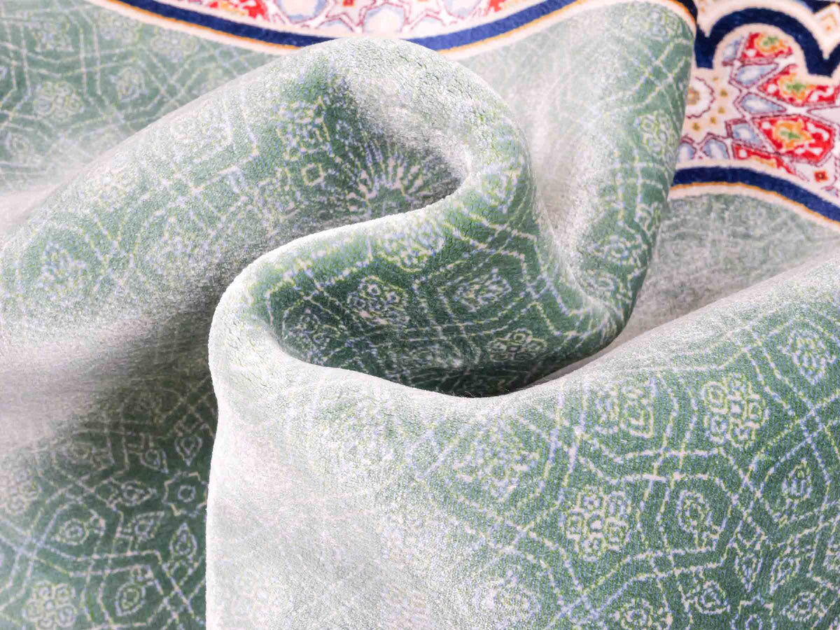 Ghom Gebetsteppich "Sana" 120 x 80 cm gewebt aus Bambusseide (Viskose), islamisches Design, Farbe: Türkis-Beige. Teppichnummer: V102TL096H. Persian Luxury Collection by Khademi. Made in Iran / Persia – Vertrieb durch JUPITER Intl.