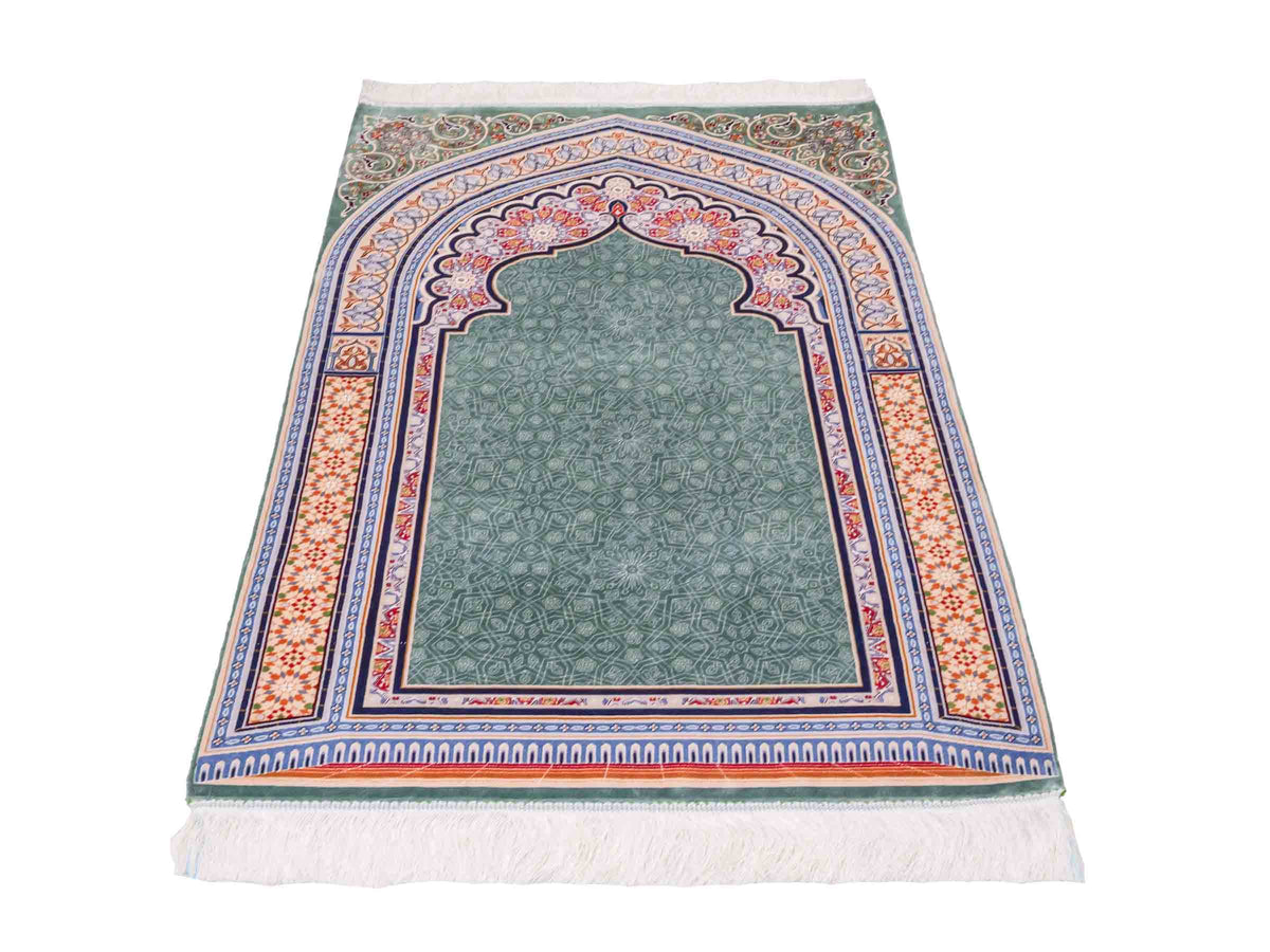 Ghom Gebetsteppich "Sana" 120 x 80 cm gewebt aus Bambusseide (Viskose), islamisches Design, Farbe: Türkis-Beige. Teppichnummer: V102TL096H. Persian Luxury Collection by Khademi. Made in Iran / Persia – Vertrieb durch JUPITER Intl.