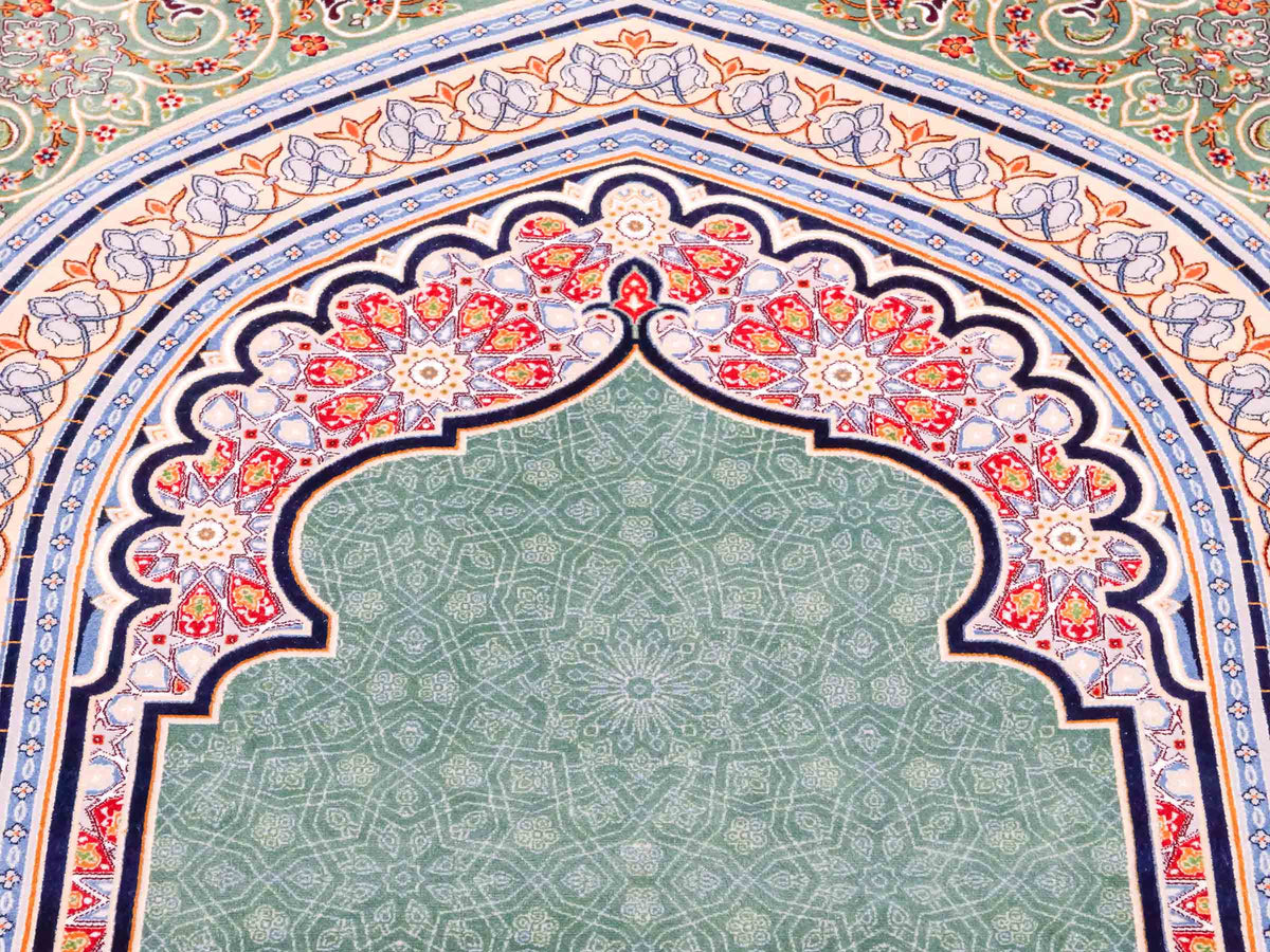 Ghom Gebetsteppich "Sana" 120 x 80 cm gewebt aus Bambusseide (Viskose), islamisches Design, Farbe: Türkis-Beige. Teppichnummer: V102TL096H. Persian Luxury Collection by Khademi. Made in Iran / Persia – Vertrieb durch JUPITER Intl.