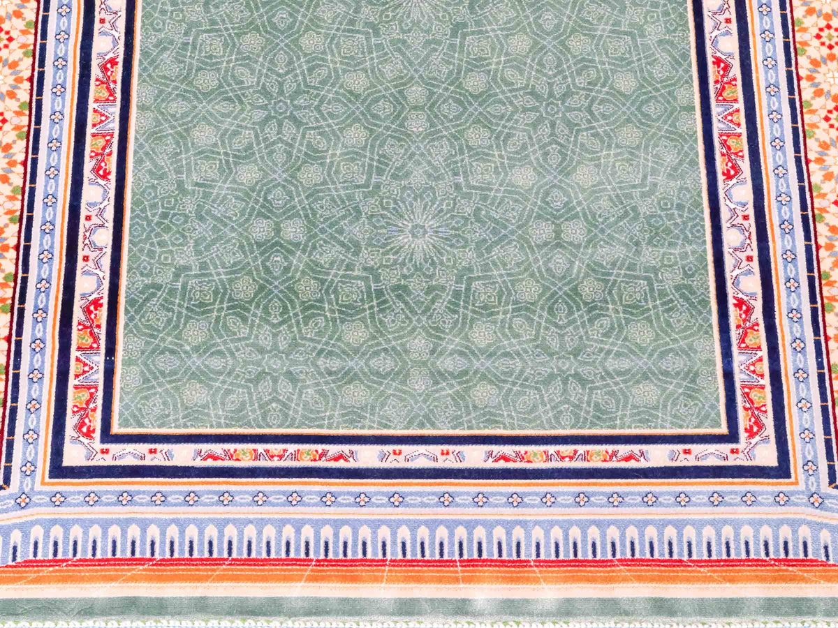 Ghom Gebetsteppich "Sana" 120 x 80 cm gewebt aus Bambusseide (Viskose), islamisches Design, Farbe: Türkis-Beige. Teppichnummer: V102TL096H. Persian Luxury Collection by Khademi. Made in Iran / Persia – Vertrieb durch JUPITER Intl.