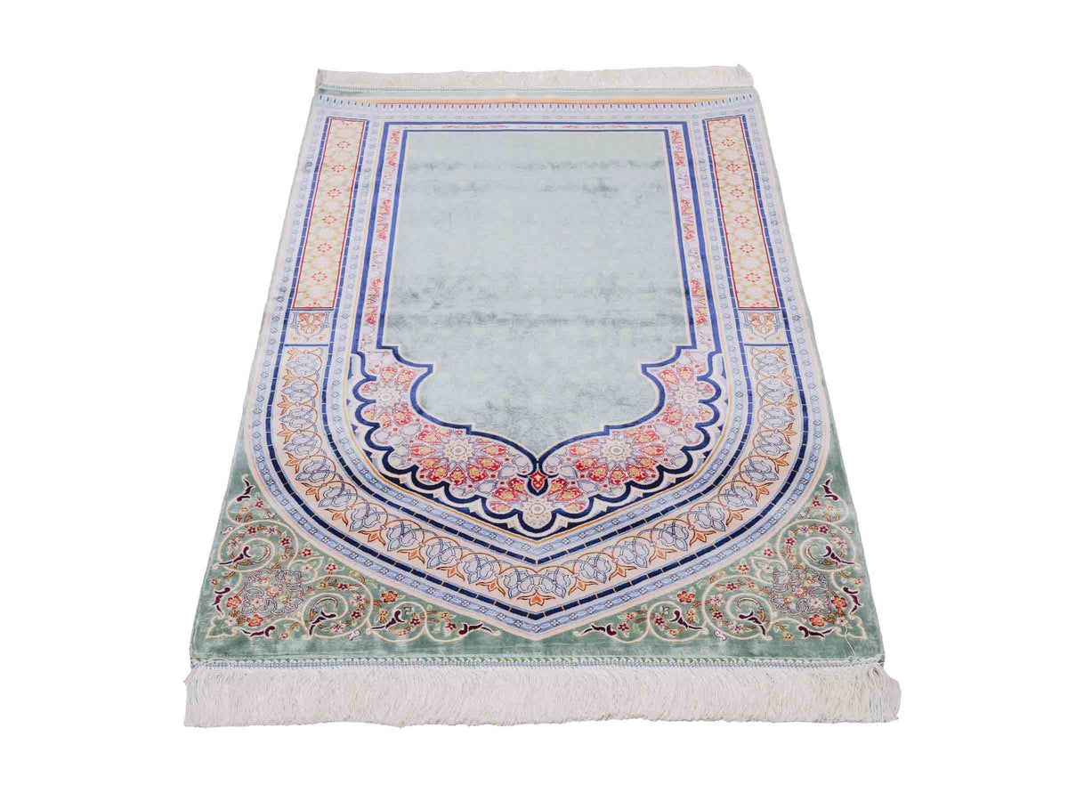 Ghom Gebetsteppich "Sana" 120 x 80 cm gewebt aus Bambusseide (Viskose), islamisches Design, Farbe: Türkis-Beige. Teppichnummer: V102TL096H. Persian Luxury Collection by Khademi. Made in Iran / Persia – Vertrieb durch JUPITER Intl.
