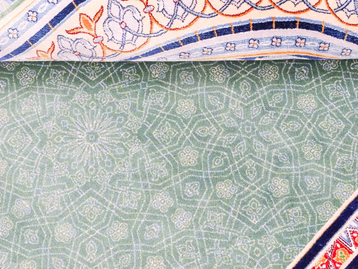 Ghom Gebetsteppich "Sana" 120 x 80 cm gewebt aus Bambusseide (Viskose), islamisches Design, Farbe: Türkis-Beige. Teppichnummer: V102TL096H. Persian Luxury Collection by Khademi. Made in Iran / Persia – Vertrieb durch JUPITER Intl.