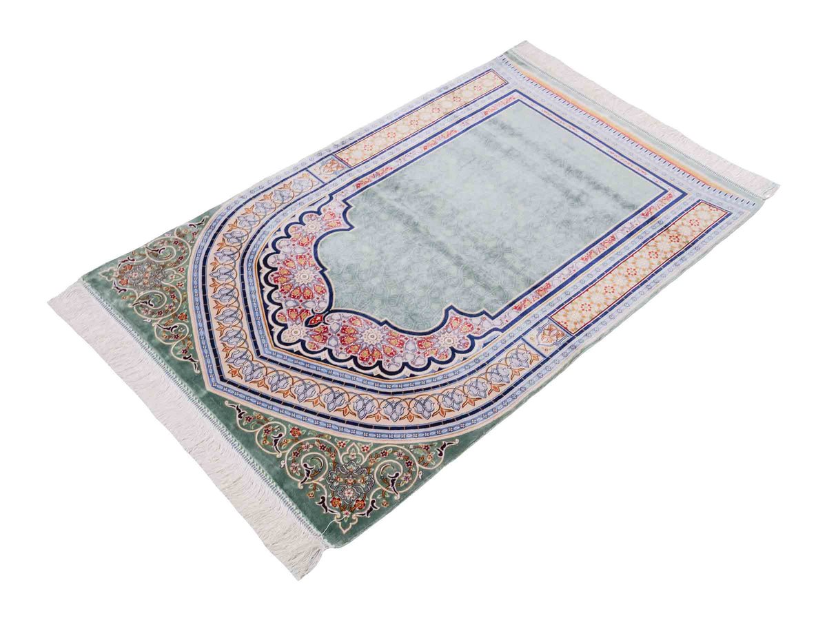 Ghom Gebetsteppich "Sana" 120 x 80 cm gewebt aus Bambusseide (Viskose), islamisches Design, Farbe: Türkis-Beige. Teppichnummer: V102TL096H. Persian Luxury Collection by Khademi. Made in Iran / Persia – Vertrieb durch JUPITER Intl.