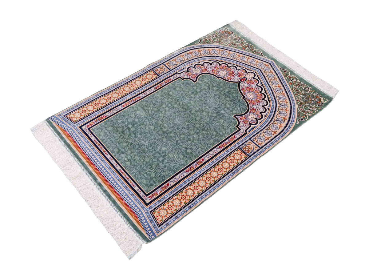 Ghom Gebetsteppich "Sana" 120 x 80 cm gewebt aus Bambusseide (Viskose), islamisches Design, Farbe: Türkis-Beige. Teppichnummer: V102TL096H. Persian Luxury Collection by Khademi. Made in Iran / Persia – Vertrieb durch JUPITER Intl.