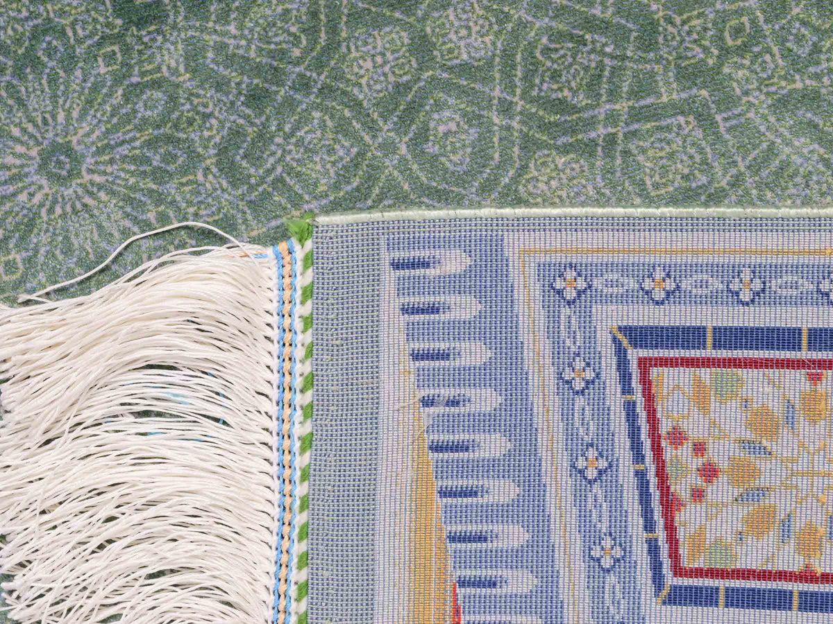 Ghom Gebetsteppich "Sana" 120 x 80 cm gewebt aus Bambusseide (Viskose), islamisches Design, Farbe: Türkis-Beige. Teppichnummer: V102TL096H. Persian Luxury Collection by Khademi. Made in Iran / Persia – Vertrieb durch JUPITER Intl.