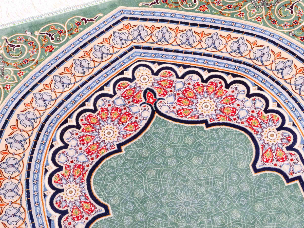 Ghom Gebetsteppich "Sana" 120 x 80 cm gewebt aus Bambusseide (Viskose), islamisches Design, Farbe: Türkis-Beige. Teppichnummer: V102TL096H. Persian Luxury Collection by Khademi. Made in Iran / Persia – Vertrieb durch JUPITER Intl.