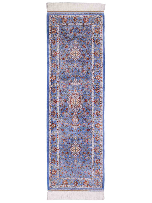 Ghom Läufer-Maschinenteppich "Arjan" 150 x 50 cm aus pflanzlicher Seide (Viskose) mit Medaillon, Hellblau. Teppichnummer: V10BL075H. Persian Luxury Collection by Khademi. Made in Iran / Persia – Vertrieb durch JUPITER Intl.