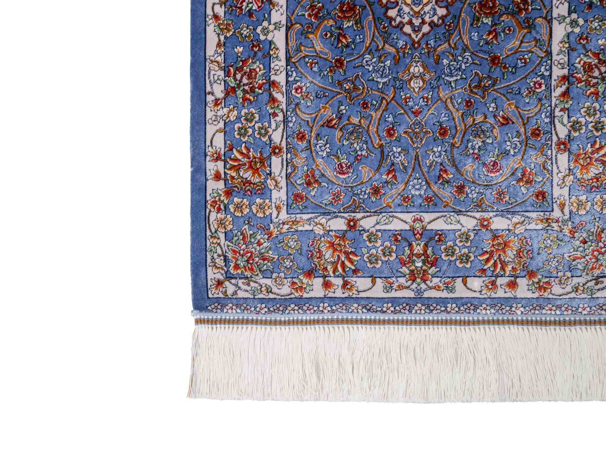 Ghom Läufer-Maschinenteppich "Arjan" 150 x 50 cm aus pflanzlicher Seide (Viskose) mit Medaillon, Hellblau. Teppichnummer: V10BL075H. Persian Luxury Collection by Khademi. Made in Iran / Persia – Vertrieb durch JUPITER Intl.