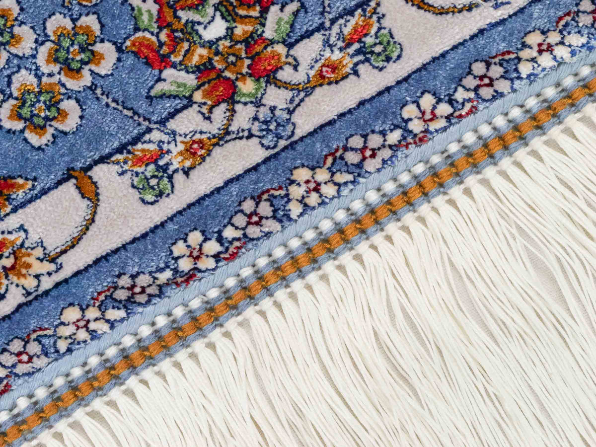 Ghom Läufer-Maschinenteppich "Arjan" 150 x 50 cm aus pflanzlicher Seide (Viskose) mit Medaillon, Hellblau. Teppichnummer: V10BL075H. Persian Luxury Collection by Khademi. Made in Iran / Persia – Vertrieb durch JUPITER Intl.
