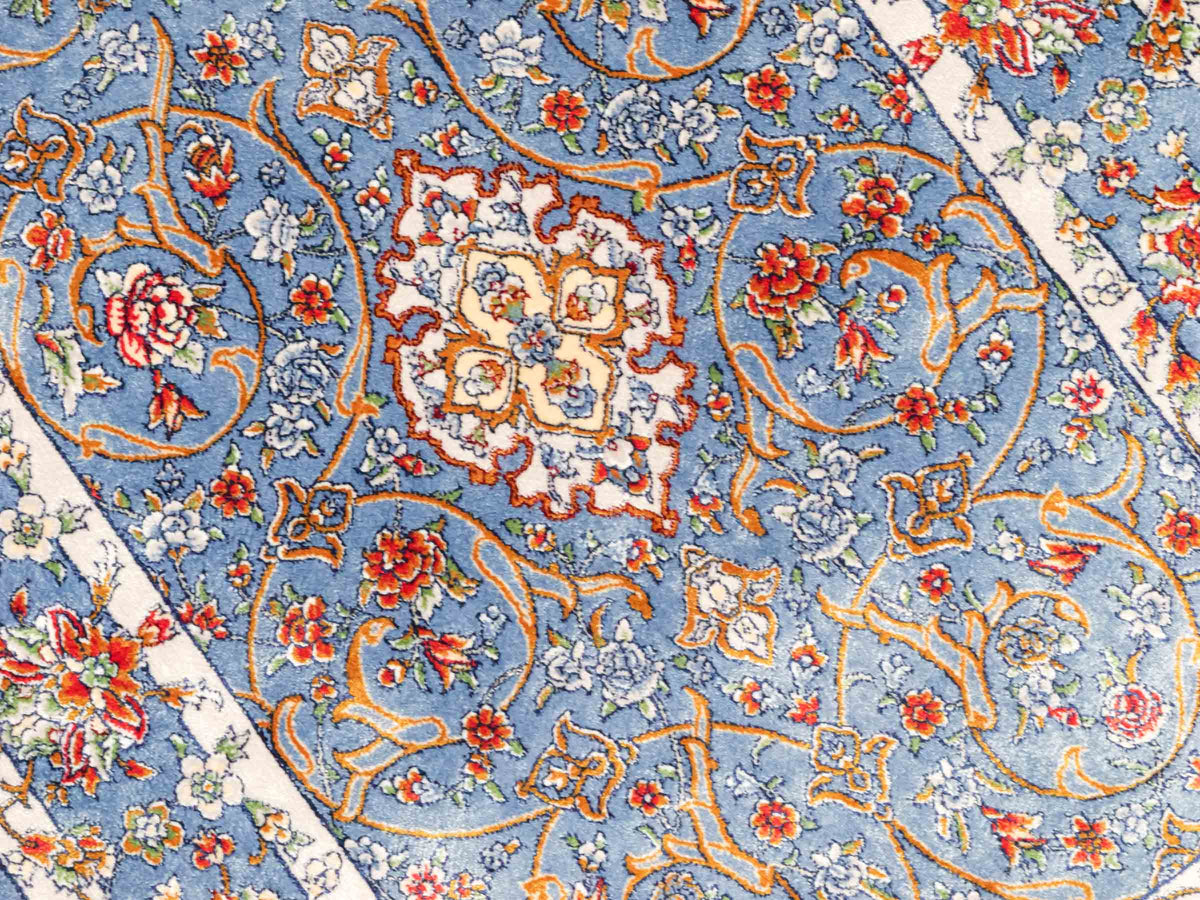 Ghom Läufer-Maschinenteppich "Arjan" 150 x 50 cm aus pflanzlicher Seide (Viskose) mit Medaillon, Hellblau. Teppichnummer: V10BL075H. Persian Luxury Collection by Khademi. Made in Iran / Persia – Vertrieb durch JUPITER Intl.