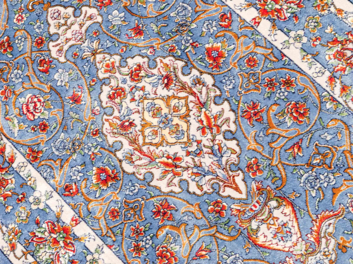 Ghom Läufer-Maschinenteppich "Arjan" 150 x 50 cm aus pflanzlicher Seide (Viskose) mit Medaillon, Hellblau. Teppichnummer: V10BL075H. Persian Luxury Collection by Khademi. Made in Iran / Persia – Vertrieb durch JUPITER Intl.