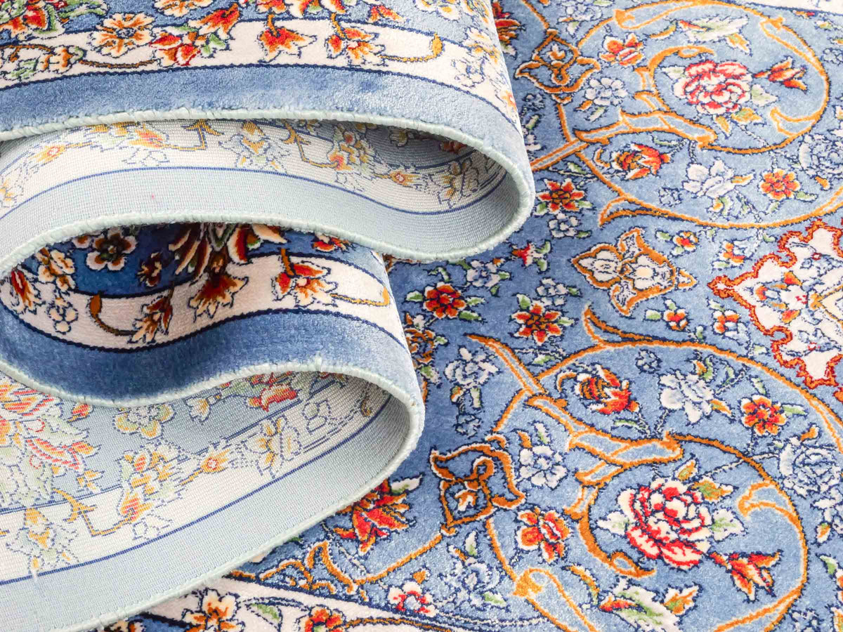 Ghom Läufer-Maschinenteppich "Arjan" 150 x 50 cm aus pflanzlicher Seide (Viskose) mit Medaillon, Hellblau. Teppichnummer: V10BL075H. Persian Luxury Collection by Khademi. Made in Iran / Persia – Vertrieb durch JUPITER Intl.