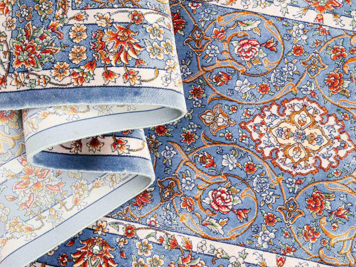 Ghom Läufer-Maschinenteppich "Arjan" 150 x 50 cm aus pflanzlicher Seide (Viskose) mit Medaillon, Hellblau. Teppichnummer: V10BL075H. Persian Luxury Collection by Khademi. Made in Iran / Persia – Vertrieb durch JUPITER Intl.
