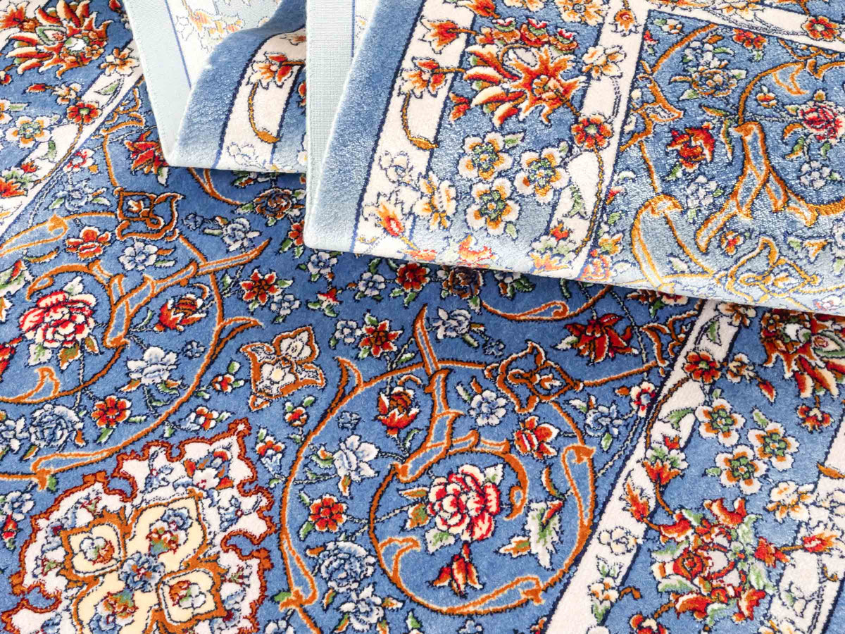 Ghom Läufer-Maschinenteppich "Arjan" 150 x 50 cm aus pflanzlicher Seide (Viskose) mit Medaillon, Hellblau. Teppichnummer: V10BL075H. Persian Luxury Collection by Khademi. Made in Iran / Persia – Vertrieb durch JUPITER Intl.