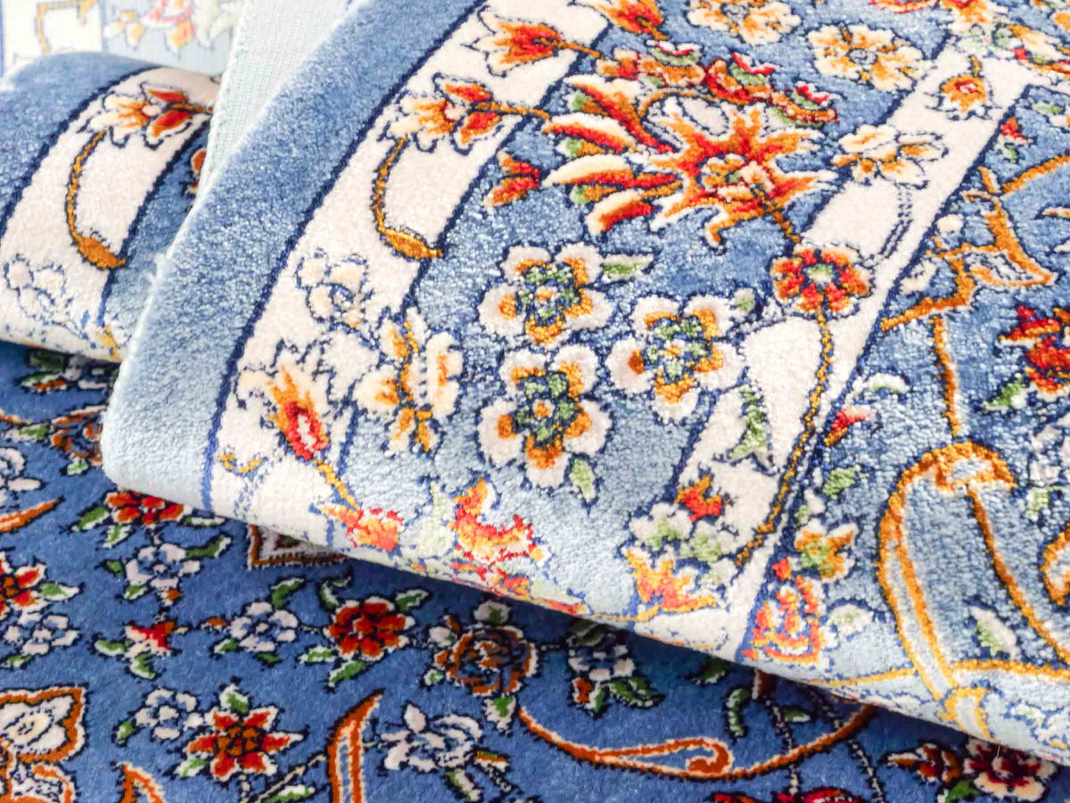 Ghom Läufer-Maschinenteppich "Arjan" 150 x 50 cm aus pflanzlicher Seide (Viskose) mit Medaillon, Hellblau. Teppichnummer: V10BL075H. Persian Luxury Collection by Khademi. Made in Iran / Persia – Vertrieb durch JUPITER Intl.
