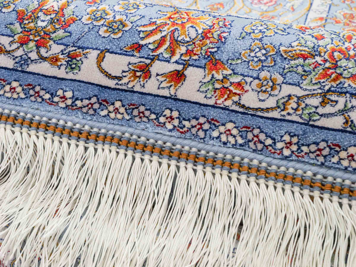 Ghom Läufer-Maschinenteppich "Arjan" 150 x 50 cm aus pflanzlicher Seide (Viskose) mit Medaillon, Hellblau. Teppichnummer: V10BL075H. Persian Luxury Collection by Khademi. Made in Iran / Persia – Vertrieb durch JUPITER Intl.