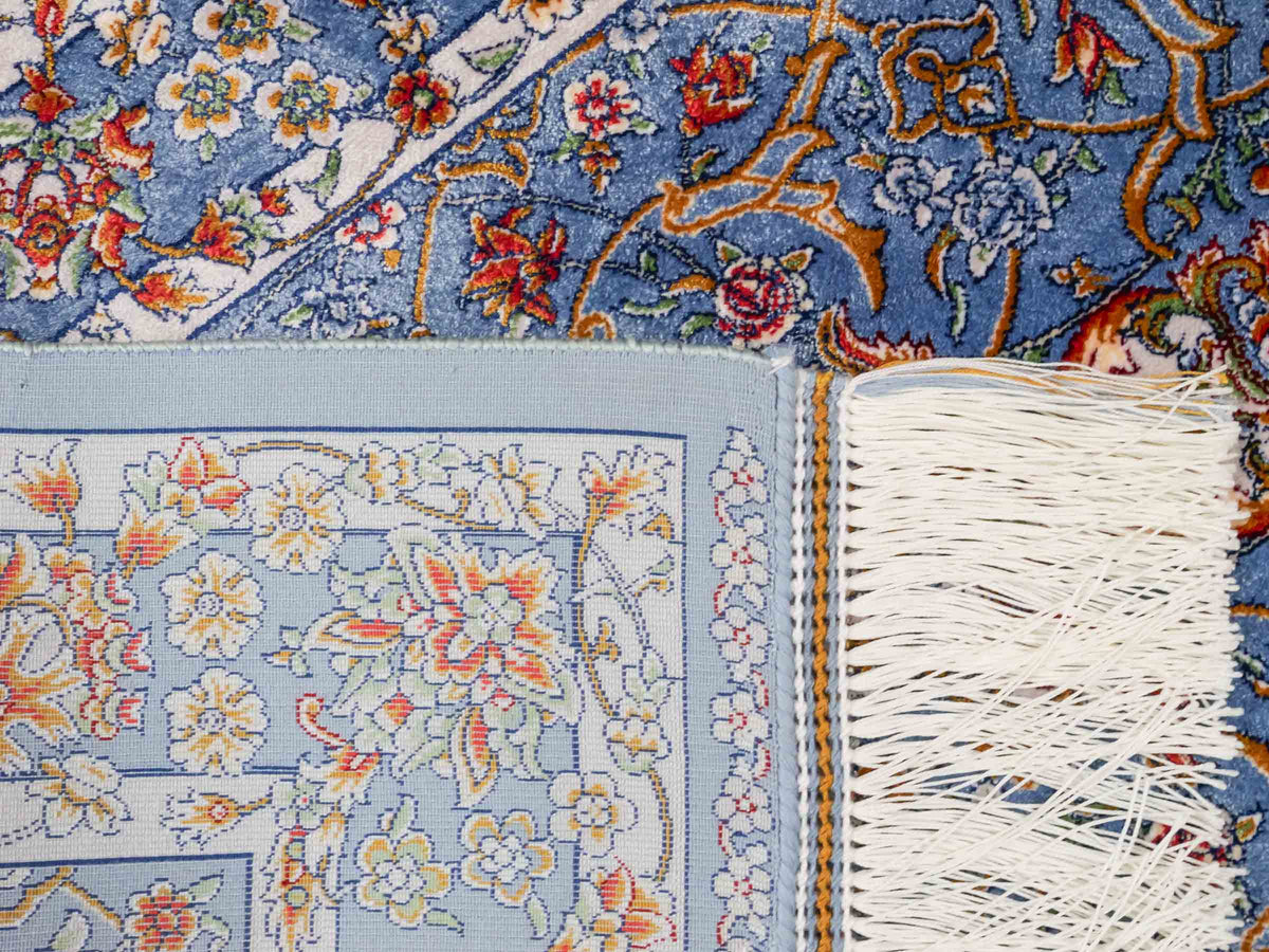 Ghom Läufer-Maschinenteppich "Arjan" 150 x 50 cm aus pflanzlicher Seide (Viskose) mit Medaillon, Hellblau. Teppichnummer: V10BL075H. Persian Luxury Collection by Khademi. Made in Iran / Persia – Vertrieb durch JUPITER Intl.