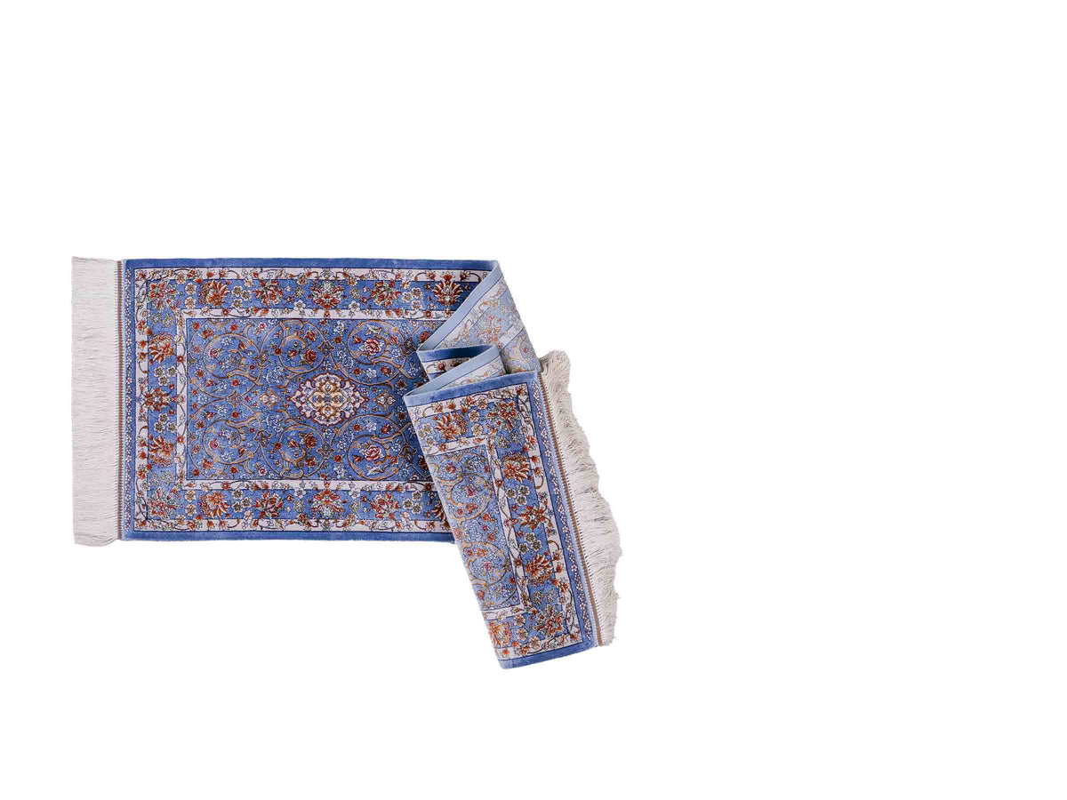 Ghom Läufer-Maschinenteppich "Arjan" 150 x 50 cm aus pflanzlicher Seide (Viskose) mit Medaillon, Hellblau. Teppichnummer: V10BL075H. Persian Luxury Collection by Khademi. Made in Iran / Persia – Vertrieb durch JUPITER Intl.
