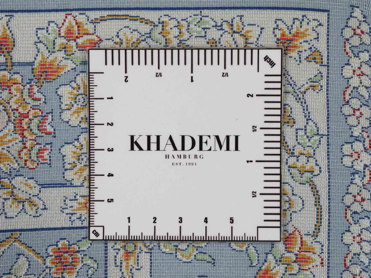 Ghom Läufer-Maschinenteppich "Arjan" 150 x 50 cm aus pflanzlicher Seide (Viskose) mit Medaillon, Hellblau. Teppichnummer: V10BL075H. Persian Luxury Collection by Khademi. Made in Iran / Persia – Vertrieb durch JUPITER Intl.