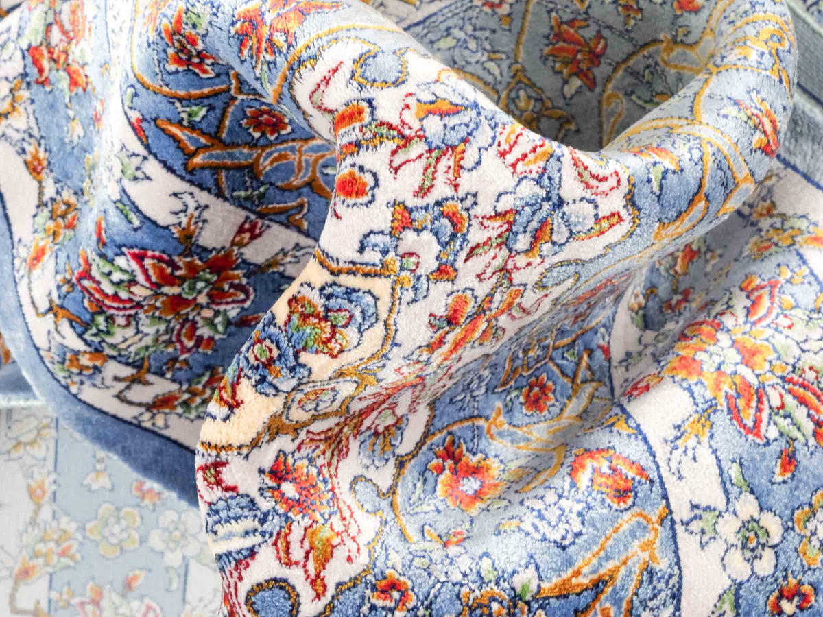 Ghom Läufer-Maschinenteppich "Arjan" 150 x 50 cm aus pflanzlicher Seide (Viskose) mit Medaillon, Hellblau. Teppichnummer: V10BL075H. Persian Luxury Collection by Khademi. Made in Iran / Persia – Vertrieb durch JUPITER Intl.