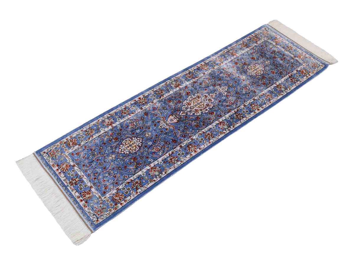 Ghom Läufer-Maschinenteppich "Arjan" 150 x 50 cm aus pflanzlicher Seide (Viskose) mit Medaillon, Hellblau. Teppichnummer: V10BL075H. Persian Luxury Collection by Khademi. Made in Iran / Persia – Vertrieb durch JUPITER Intl.