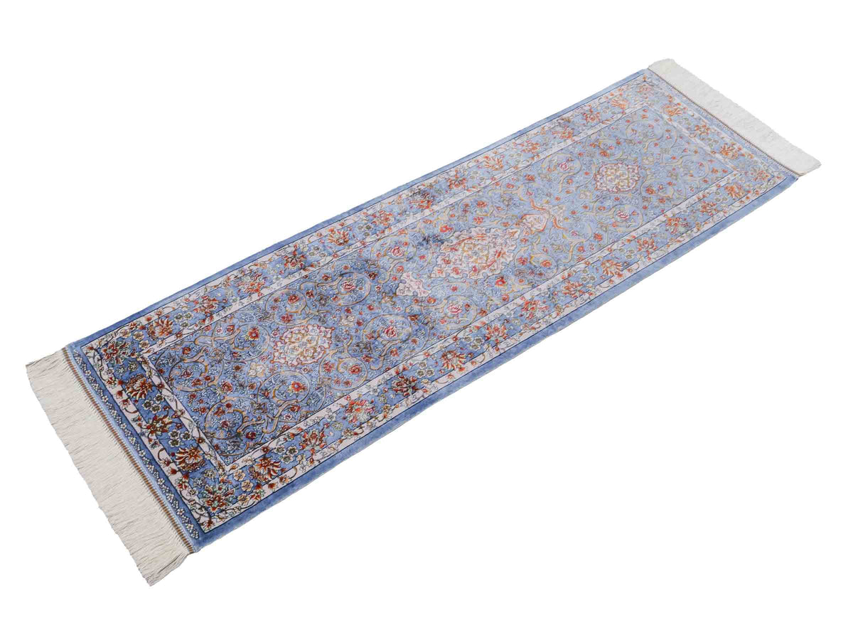Ghom Läufer-Maschinenteppich "Arjan" 150 x 50 cm aus pflanzlicher Seide (Viskose) mit Medaillon, Hellblau. Teppichnummer: V10BL075H. Persian Luxury Collection by Khademi. Made in Iran / Persia – Vertrieb durch JUPITER Intl.