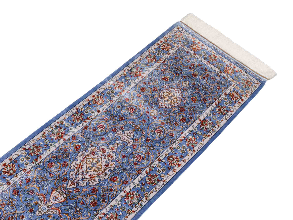 Ghom Läufer-Maschinenteppich "Arjan" 150 x 50 cm aus pflanzlicher Seide (Viskose) mit Medaillon, Hellblau. Teppichnummer: V10BL075H. Persian Luxury Collection by Khademi. Made in Iran / Persia – Vertrieb durch JUPITER Intl.
