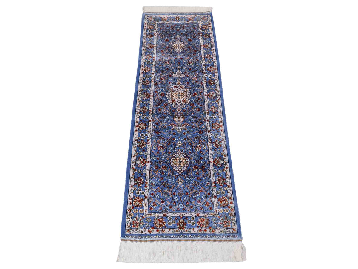 Ghom Läufer-Maschinenteppich "Arjan" 150 x 50 cm aus pflanzlicher Seide (Viskose) mit Medaillon, Hellblau. Teppichnummer: V10BL075H. Persian Luxury Collection by Khademi. Made in Iran / Persia – Vertrieb durch JUPITER Intl.
