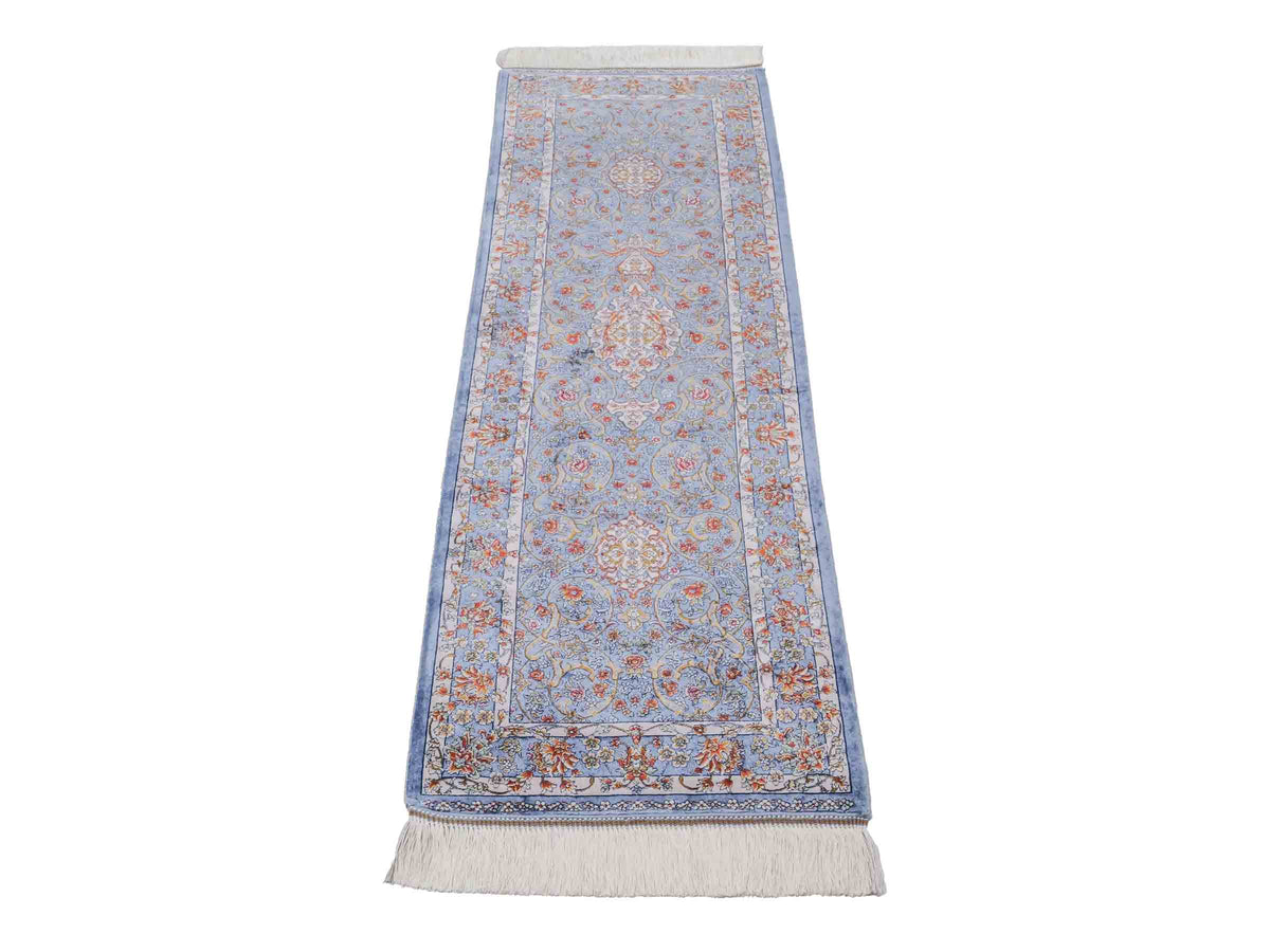 Ghom Läufer-Maschinenteppich "Arjan" 150 x 50 cm aus pflanzlicher Seide (Viskose) mit Medaillon, Hellblau. Teppichnummer: V10BL075H. Persian Luxury Collection by Khademi. Made in Iran / Persia – Vertrieb durch JUPITER Intl.