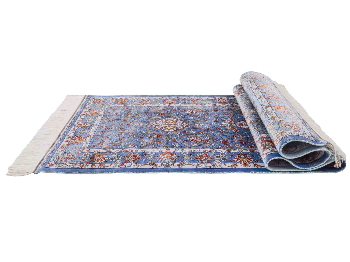 Ghom Läufer-Maschinenteppich "Arjan" 150 x 50 cm aus pflanzlicher Seide (Viskose) mit Medaillon, Hellblau. Teppichnummer: V10BL075H. Persian Luxury Collection by Khademi. Made in Iran / Persia – Vertrieb durch JUPITER Intl.