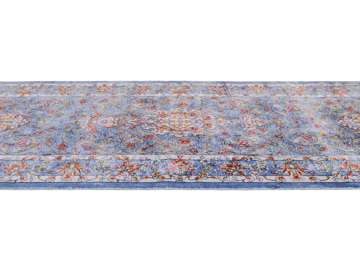 Ghom Läufer-Maschinenteppich "Arjan" 150 x 50 cm aus pflanzlicher Seide (Viskose) mit Medaillon, Hellblau. Teppichnummer: V10BL075H. Persian Luxury Collection by Khademi. Made in Iran / Persia – Vertrieb durch JUPITER Intl.