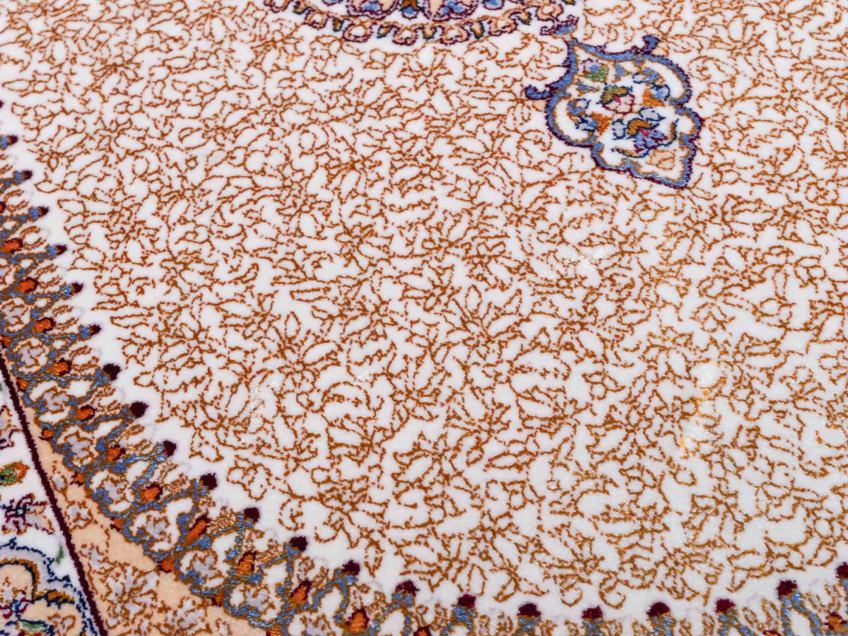 Ghom Läufer-Maschinenteppich "Fereydun" 150 x 50 cm aus pflanzlicher Seide (Viskose) mit Medaillon, Cremeweiß-Gold. Teppichnummer: V28CR075H. Persian Luxury Collection by Khademi. Made in Iran / Persia – Vertrieb durch JUPITER Intl.