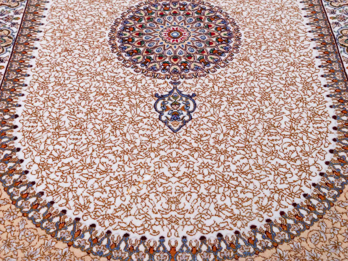 Ghom Läufer-Maschinenteppich "Fereydun" 150 x 50 cm aus pflanzlicher Seide (Viskose) mit Medaillon, Cremeweiß-Gold. Teppichnummer: V28CR075H. Persian Luxury Collection by Khademi. Made in Iran / Persia – Vertrieb durch JUPITER Intl.