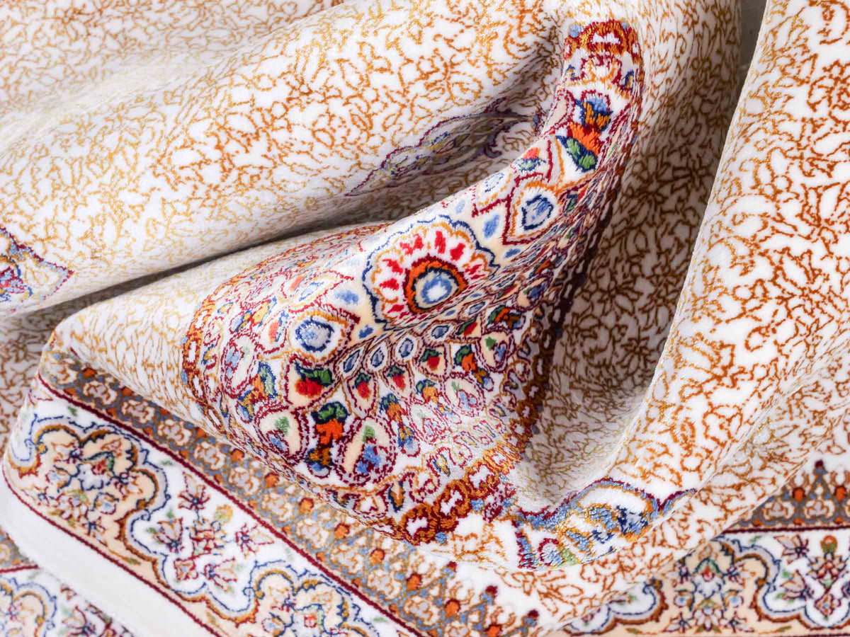 Ghom Läufer-Maschinenteppich "Fereydun" 150 x 50 cm aus pflanzlicher Seide (Viskose) mit Medaillon, Cremeweiß-Gold. Teppichnummer: V28CR075H. Persian Luxury Collection by Khademi. Made in Iran / Persia – Vertrieb durch JUPITER Intl.