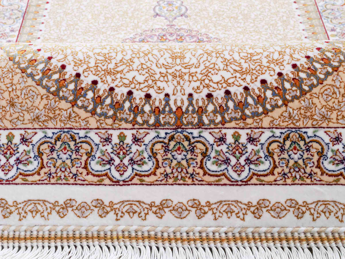 Ghom Läufer-Maschinenteppich "Fereydun" 150 x 50 cm aus pflanzlicher Seide (Viskose) mit Medaillon, Cremeweiß-Gold. Teppichnummer: V28CR075H. Persian Luxury Collection by Khademi. Made in Iran / Persia – Vertrieb durch JUPITER Intl.