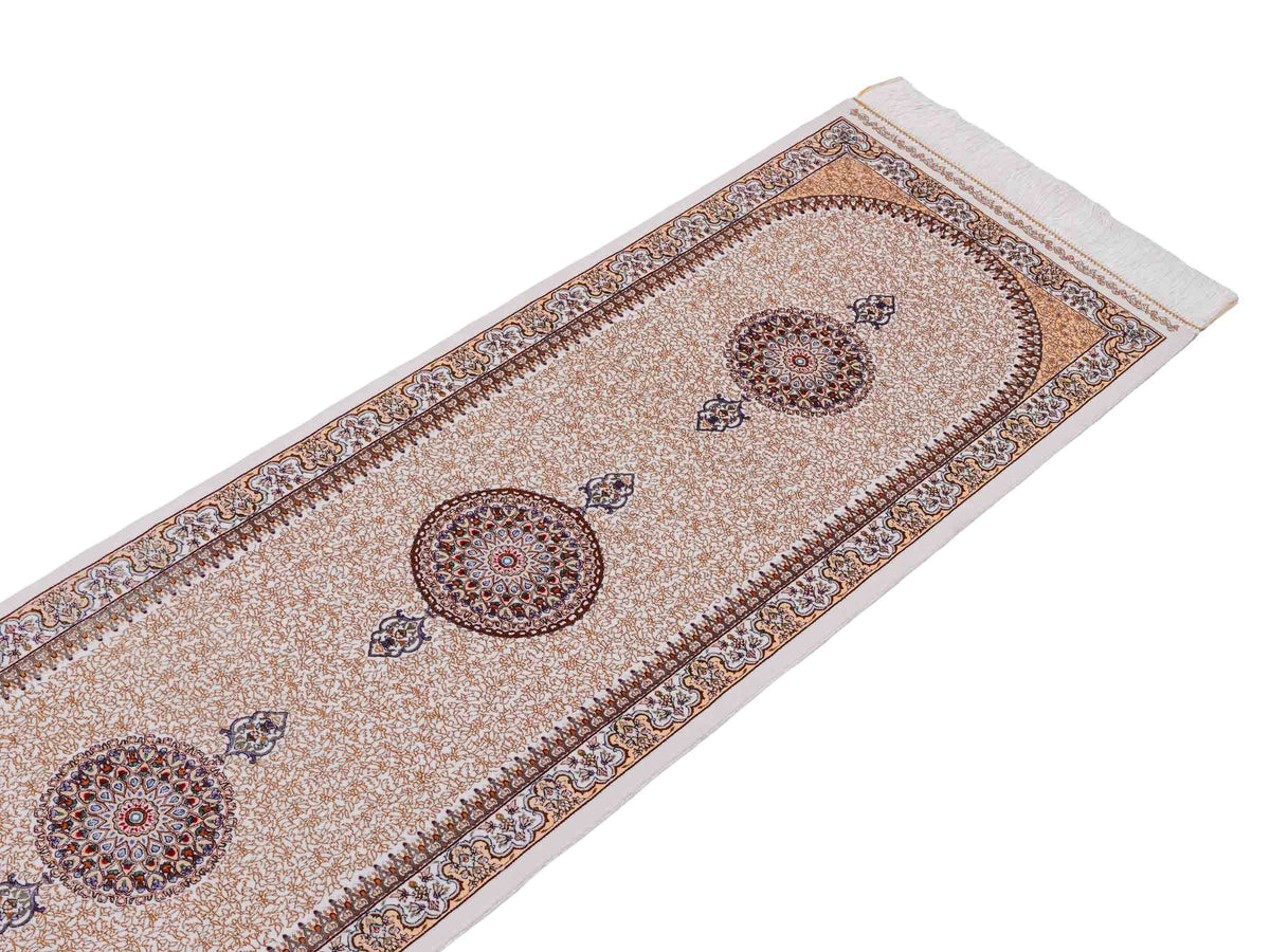Ghom Läufer-Maschinenteppich "Fereydun" 150 x 50 cm aus pflanzlicher Seide (Viskose) mit Medaillon, Cremeweiß-Gold. Teppichnummer: V28CR075H. Persian Luxury Collection by Khademi. Made in Iran / Persia – Vertrieb durch JUPITER Intl.