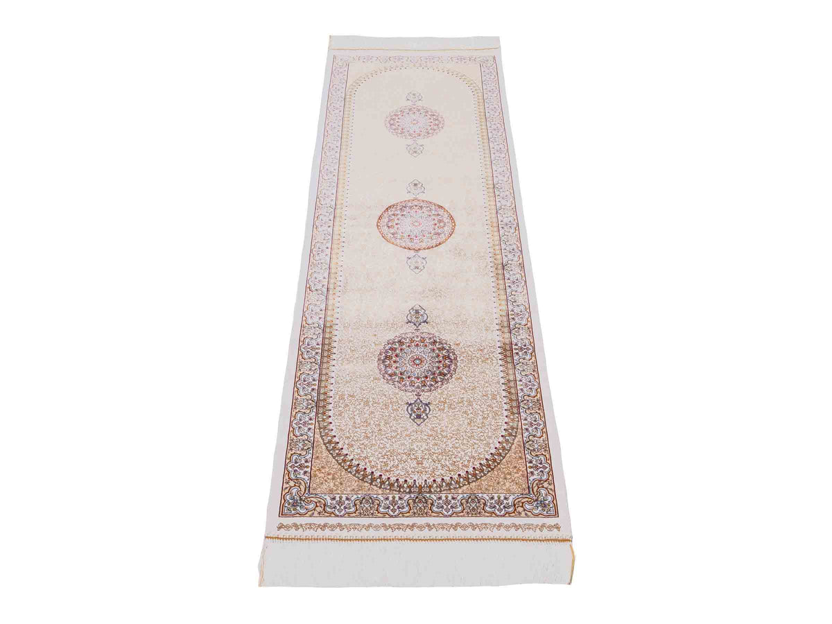 Ghom Läufer-Maschinenteppich "Fereydun" 150 x 50 cm aus pflanzlicher Seide (Viskose) mit Medaillon, Cremeweiß-Gold. Teppichnummer: V28CR075H. Persian Luxury Collection by Khademi. Made in Iran / Persia – Vertrieb durch JUPITER Intl.