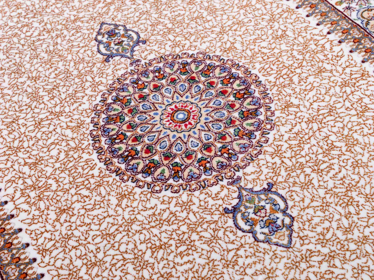 Ghom Läufer-Maschinenteppich "Fereydun" 150 x 50 cm aus pflanzlicher Seide (Viskose) mit Medaillon, Cremeweiß-Gold. Teppichnummer: V28CR075H. Persian Luxury Collection by Khademi. Made in Iran / Persia – Vertrieb durch JUPITER Intl.