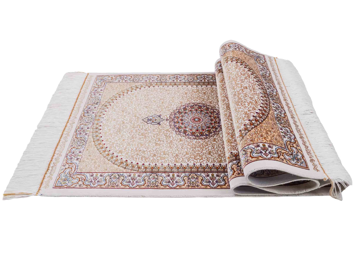 Ghom Läufer-Maschinenteppich "Fereydun" 150 x 50 cm aus pflanzlicher Seide (Viskose) mit Medaillon, Cremeweiß-Gold. Teppichnummer: V28CR075H. Persian Luxury Collection by Khademi. Made in Iran / Persia – Vertrieb durch JUPITER Intl.