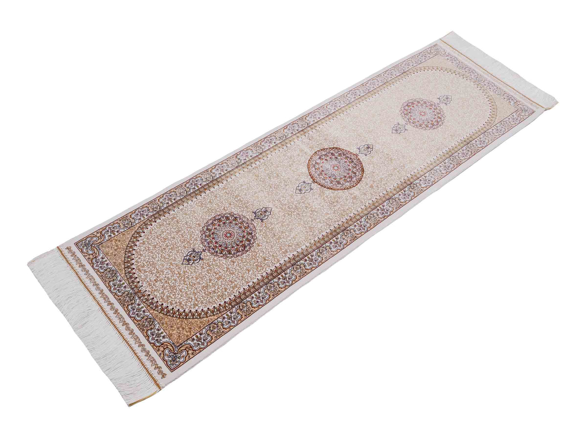 Ghom Läufer-Maschinenteppich "Fereydun" 150 x 50 cm aus pflanzlicher Seide (Viskose) mit Medaillon, Cremeweiß-Gold. Teppichnummer: V28CR075H. Persian Luxury Collection by Khademi. Made in Iran / Persia – Vertrieb durch JUPITER Intl.