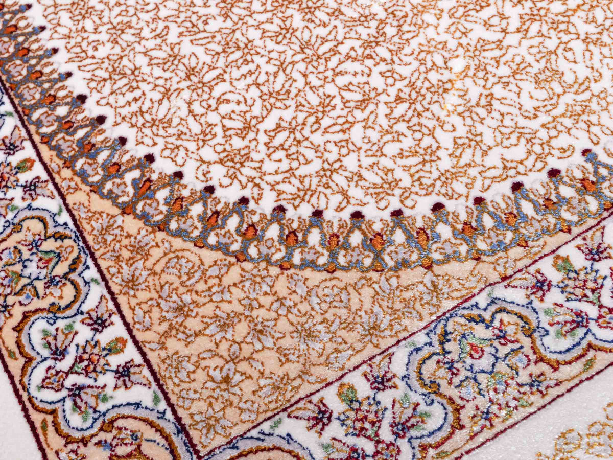 Ghom Läufer-Maschinenteppich "Fereydun" 150 x 50 cm aus pflanzlicher Seide (Viskose) mit Medaillon, Cremeweiß-Gold. Teppichnummer: V28CR075H. Persian Luxury Collection by Khademi. Made in Iran / Persia – Vertrieb durch JUPITER Intl.