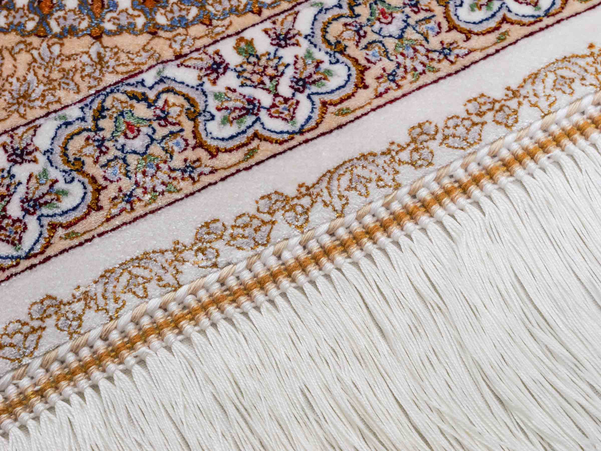 Ghom Läufer-Maschinenteppich "Fereydun" 150 x 50 cm aus pflanzlicher Seide (Viskose) mit Medaillon, Cremeweiß-Gold. Teppichnummer: V28CR075H. Persian Luxury Collection by Khademi. Made in Iran / Persia – Vertrieb durch JUPITER Intl.