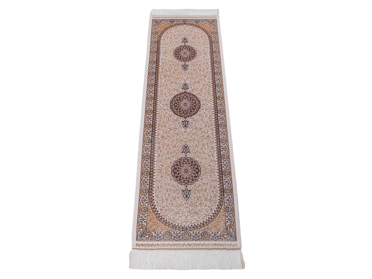 Ghom Läufer-Maschinenteppich "Fereydun" 150 x 50 cm aus pflanzlicher Seide (Viskose) mit Medaillon, Cremeweiß-Gold. Teppichnummer: V28CR075H. Persian Luxury Collection by Khademi. Made in Iran / Persia – Vertrieb durch JUPITER Intl.