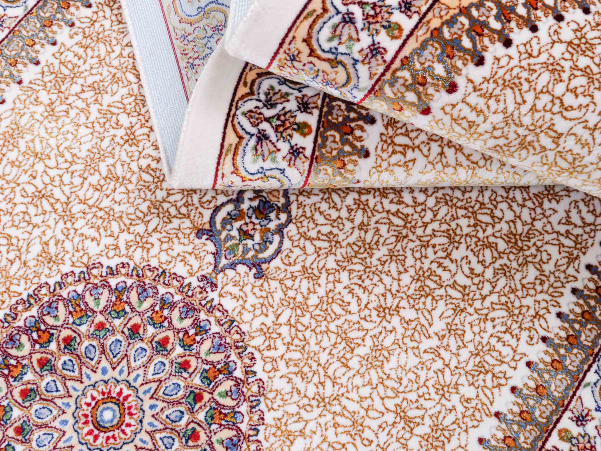 Ghom Läufer-Maschinenteppich "Fereydun" 150 x 50 cm aus pflanzlicher Seide (Viskose) mit Medaillon, Cremeweiß-Gold. Teppichnummer: V28CR075H. Persian Luxury Collection by Khademi. Made in Iran / Persia – Vertrieb durch JUPITER Intl.