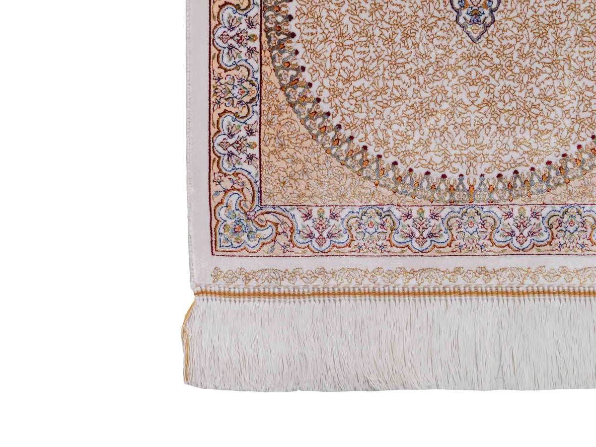 Ghom Läufer-Maschinenteppich "Fereydun" 150 x 50 cm aus pflanzlicher Seide (Viskose) mit Medaillon, Cremeweiß-Gold. Teppichnummer: V28CR075H. Persian Luxury Collection by Khademi. Made in Iran / Persia – Vertrieb durch JUPITER Intl.
